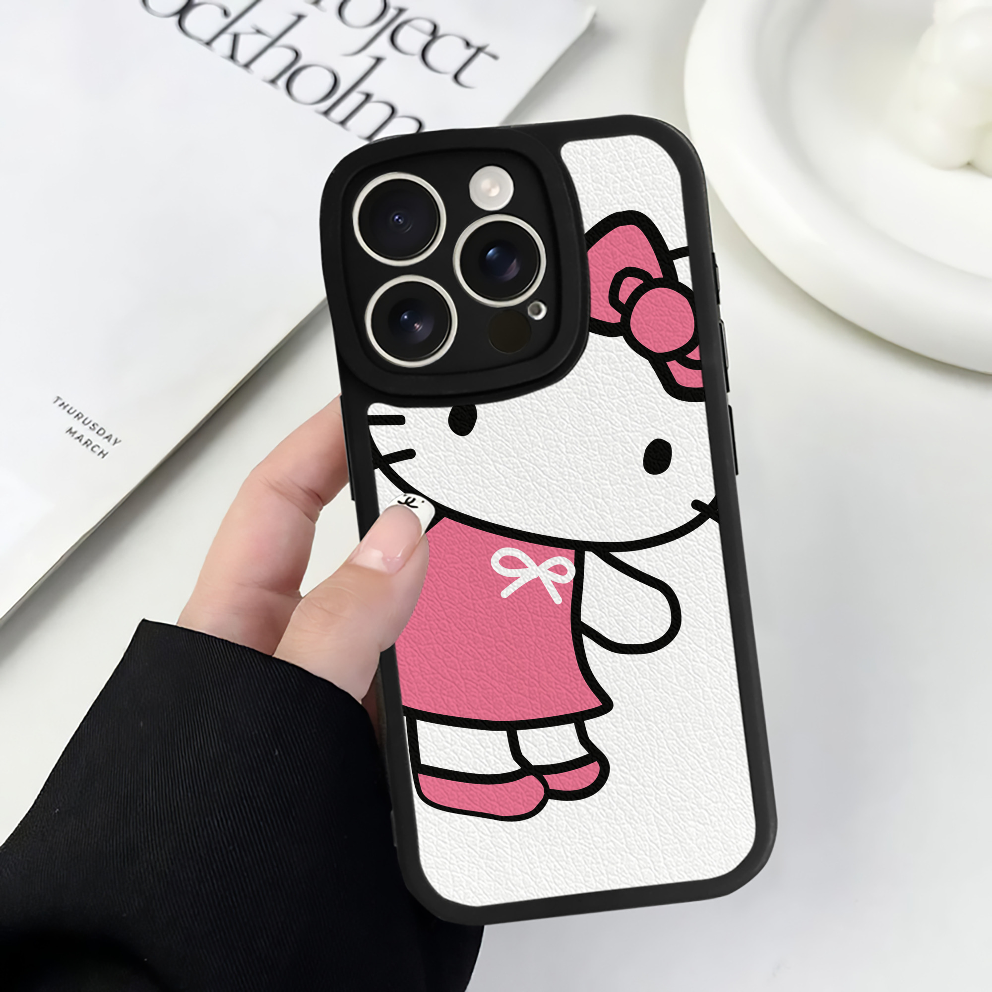 （画像用） Hello Kitty ハローキティ 【iPhone 16シリーズ対応】シリコンスマホケース（レザー調） 材質：シリコン